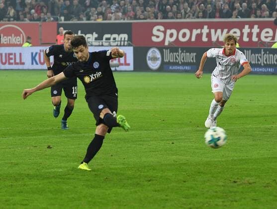 Fortuna Düsseldorf - MSV Duisburg 02.10.2017 Moritz Stoppelkamp kann den Elfmeter nicht verwandeln rechts Julian Schauerte (F95) HM