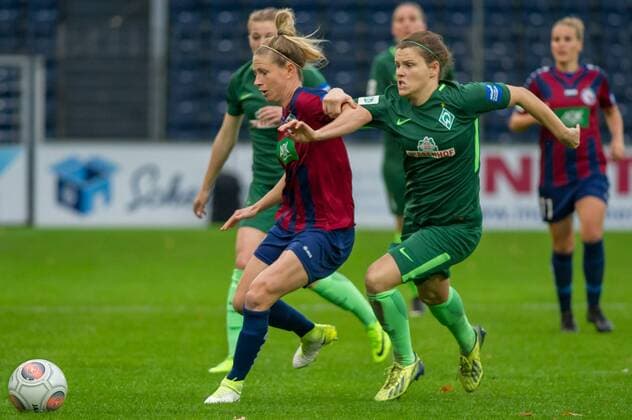 v.li.: Elise Kellond Knight (1. FFC Turbine Potsdam, 6) im Zweikampf, Duell mit Janine Angrick (SV Werder Bremen, 8), Fussball, Allianz Frauen-Bundesliga, 1. FFC Turbine Potsdam - SV Werder Bremen, xobx