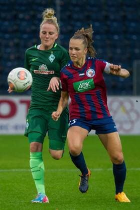 v.li.: Lina Hausicke (SV Werder Bremen, 18) im Zweikampf, Duell mit Lia Wälti (Waelti, 1. FFC Turbine Potsdam, 13), Fussball, Allianz Frauen-Bundesliga, 1. FFC Turbine Potsdam - SV Werder Bremen, xobx