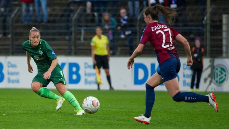 v.li.: Gabriella Toth (SV Werder Bremen, 15) im Zweikampf, Duell mit Sarah Zadrazil (1. FFC Turbine Potsdam, 27), Fussball, Allianz Frauen-Bundesliga, 1. FFC Turbine Potsdam - SV Werder Bremen, xobx