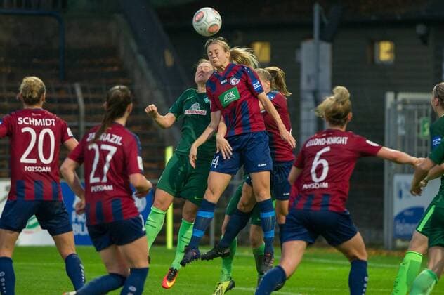 v.li.: Lisa-Marie Scholz (SV Werder Bremen, 7) im Kopfballduell, Kopfball, Zweikampf mit Amanda Ilestedt (1. FFC Turbine Potsdam, 14), Fussball, Allianz Frauen-Bundesliga, 1. FFC Turbine Potsdam - SV Werder Bremen, xobx