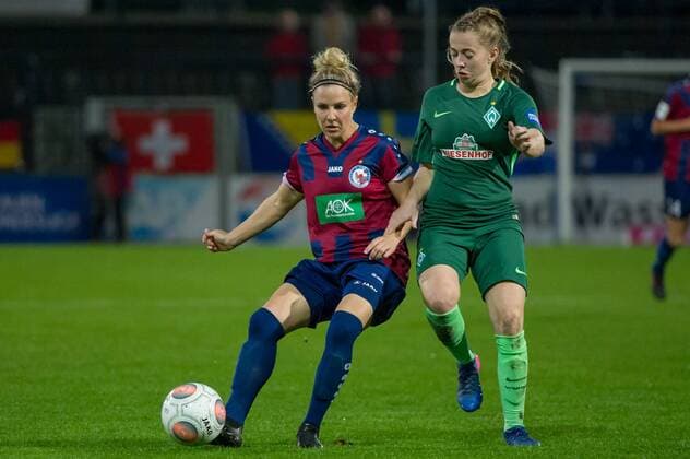 v.li.: Svenja Huth (1. FFC Turbine Potsdam, 9) im Zweikampf, Duell mit Nina Lührßen (Luehrssen, SV Werder Bremen, 4), Fussball, Allianz Frauen-Bundesliga, 1. FFC Turbine Potsdam - SV Werder Bremen, xobx