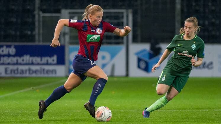 v.li.: Tabea Kemme (1. FFC Turbine Potsdam, 21), am Ball, Aktion, Action, Nina Lührßen (Luehrssen, SV Werder Bremen, 4), Fussball, Allianz Frauen-Bundesliga, 1. FFC Turbine Potsdam - SV Werder Bremen, xobx