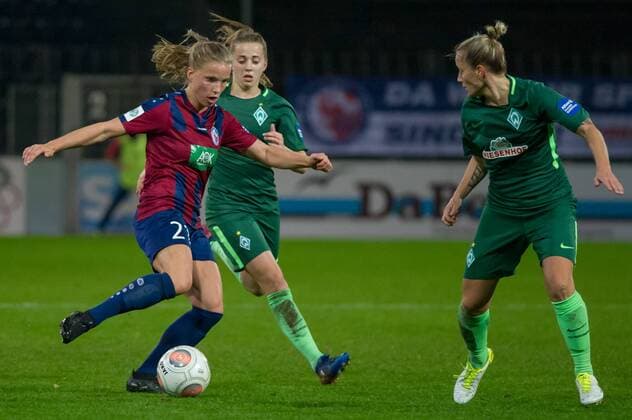 v.li.: Tabea Kemme (1. FFC Turbine Potsdam, 21), Nina Lührßen (Luehrssen, SV Werder Bremen, 4) und Gabriella Toth (SV Werder Bremen, 15) im Dreikampf, Zweikampf, Duell, Fussball, Allianz Frauen-Bundesliga, 1. FFC Turbine Potsdam - SV Werder Bremen, xobx