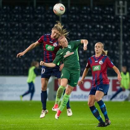v.li.: Bianca Schmidt (1. FFC Turbine Potsdam, 20) im Kopfballduell, Kopfball, Zweikampf mit Cindy König (Koenig, SV Werder Bremen, 11), Fussball, Allianz Frauen-Bundesliga, 1. FFC Turbine Potsdam - SV Werder Bremen, xobx