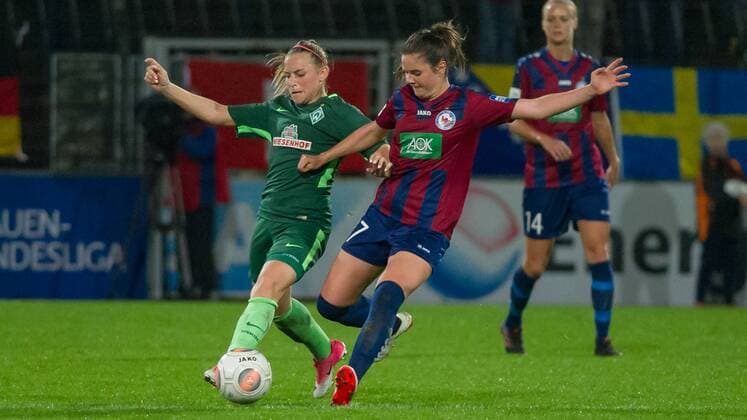 v.li.: Cindy König (Koenig, SV Werder Bremen, 11) im Zweikampf, Duell mit Sarah Zadrazil (1. FFC Turbine Potsdam, 27), Fussball, Allianz Frauen-Bundesliga, 1. FFC Turbine Potsdam - SV Werder Bremen, xobx