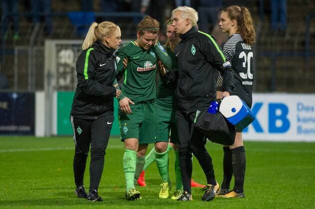 v.li.: Physiotherapeutin Laura Kersting (SV Werder Bremen), die verletzte Janine Angrick (SV Werder Bremen, 8) und Athletik-Trainerin Anna-Lisa Timm (SV Werder Bremen), Fussball, Allianz Frauen-Bundesliga, 1. FFC Turbine Potsdam - SV Werder Bremen, xobx