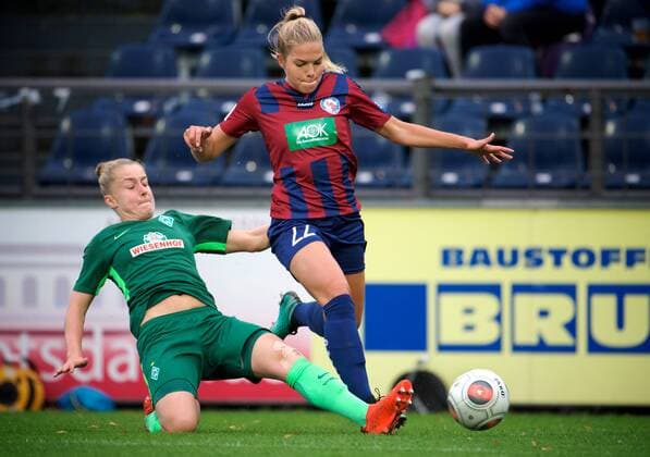 Fussball Frauen 1.Bundesliga 02.10.2017 4. Spieltag Potsdam Karl Liebknecht Stadion 1 FFC Turbine Potsdam geg SV Werder Bremen 1 : 1 Michelle ULBRICH 5 Werder Bremen egg Nina EHEGOETZ ( EHEGÖTZ ) 22 Turbine Foto camera 4 Eberhard Thonfeld