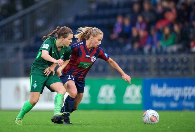 Fussball Frauen 1.Bundesliga 02.10.2017 4. Spieltag Potsdam Karl Liebknecht Stadion 1 FFC Turbine Potsdam geg SV Werder Bremen 1 : 1 vlnr Janine ANGRICK 8 Werder Bremen Tabea KEMME 21 Turbine Foto camera 4 Eberhard Thonfeld