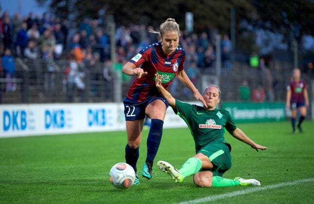 Fussball Frauen 1.Bundesliga 02.10.2017 4. Spieltag Potsdam Karl Liebknecht Stadion 1 FFC Turbine Potsdam geg SV Werder Bremen 1 : 1 Nina EHEGOETZ ( EHEGÖTZ ) 22 Turbine geg Gabriella TOTH 15 Werder Bremen Foto camera 4 Eberhard Thonfeld