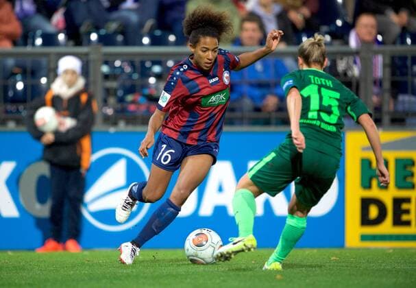 Fussball Frauen 1.Bundesliga 02.10.2017 4. Spieltag Potsdam Karl Liebknecht Stadion 1 FFC Turbine Potsdam geg SV Werder Bremen 1 : 1 vlnr Eseosa AIGBOGUN 16 Turbine Gabriella TOTH 15 Werder Bremen Foto camera 4 Eberhard Thonfeld