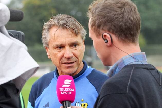 Bremen, 30.09.2017, Weserstadion Platz 11, Fussball, 3. Liga, 11. Spieltag , SV Werder Bremen II - Chemnitzer FC 1:1 (0:1) , Im Bild v.l.: Trainer Horst Steffen (Chemnitz) im Interview ,