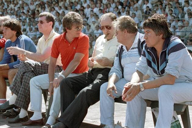 Fußball, Trainerhistorie KSV Hessen Kassel von 1964 bis heute Aus 2. BL Saison 1984 1985 KSV Hessen Kassel (Rot) gegen Hannover 96 2:2 am 02.06.1985 im Auestadion. Im Foto: Han96 Trainerbank mit Trainer Werner Biskup re..