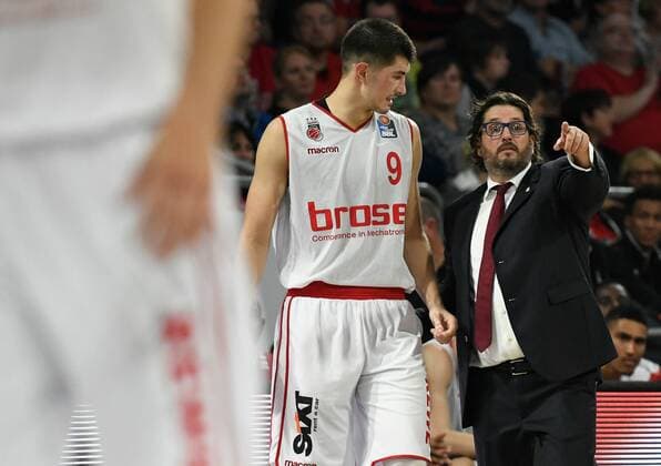 03.10.2017 - Basketball - Saison 2017 2018 - 1. Bundesliga easycredit BBL - 2. Spieltag: Brose Bamberg - Gießen 46ers - HMI - Andrea Trinchieri (Headcoach Brose Bamberg) gibt Luka Mitrovic (9, Brose Bamberg) Anweisungen