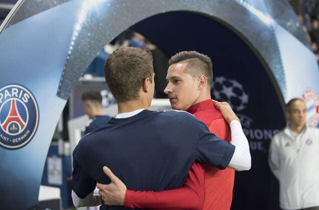 Thomas MUELLER (Müller, M) begruesst Julian DRAXLER r. (Paris), Fussball Champions League, Vorrunde 2. Spieltag, Gruppe B, Paris St. Germain - FC Bayern Muenchen (M) 3:0, am 27.09.2017 in Paris Frankreich.