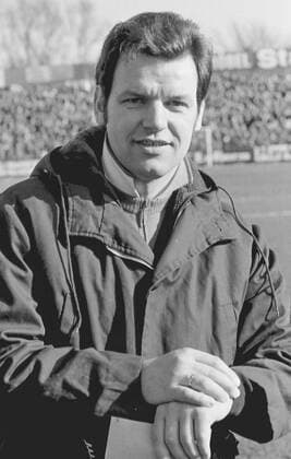 Aus 2. BL Nord Saison 1976 1977 VfL Osnabrück (dunkles Adidas Trikot) gegen Bayer Uerdingen 2:1 am 26.02.1977 an der Bremer Brücke in Osnabrück. Im Foto: VfL Osnabrück Trainer Siegfried Melzig