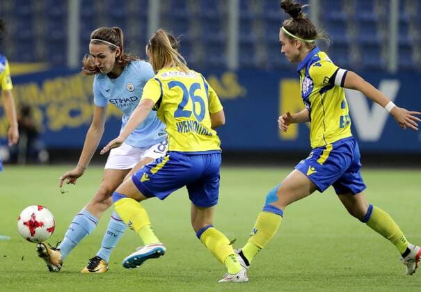 SOCCER - CL women, St.Poelten vs Man.City SANKT POELTEN,AUSTRIA,04.OCT.17 - SOCCER - UEFA Champions League, women, SKN Sankt Poelten vs Manchester City. Image shows Louise Jill Scott (Manchester City), Laura Wienroither and Jasmin Eder (St.Poelten). GEPAxpictures xWalterxLuger