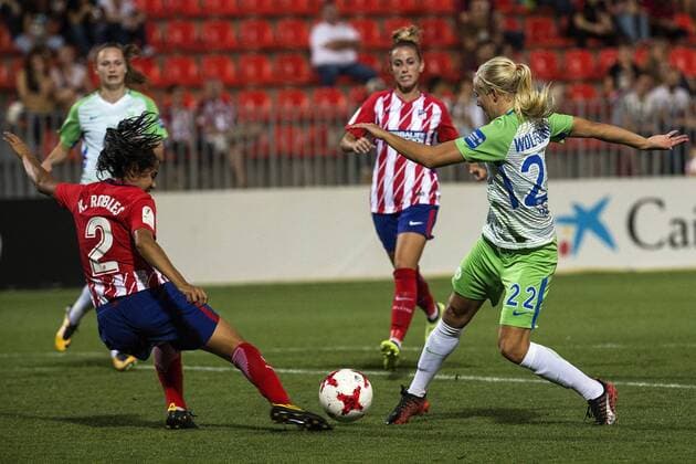 Atletico de Madrid s Vaitiare Robles (L) vies for the ball with Wolfsburg s Harder (R) during the UEFA Champions League women s match between Ateltico de Madrid and Wolfsburg at the Wanda Sports City in Madrid, Spain, 04 October 2017. Ateltico de Madrid vs. Wolfsburg !ACHTUNG: NUR REDAKTIONELLE NUTZUNG!  Copyright: xRodrigoxJimenezx MAD009 20171004-636427481478946509