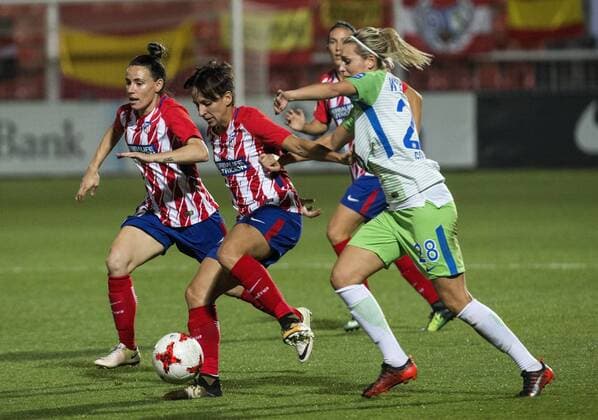 Atletico de Madrid s Soni Bermudez vies for the ball with Wolfsburg s Goebling Lena (R) during the UEFA Champions League women s match between Ateltico de Madrid and Wolfsburg at the Wanda Sports City in Madrid, Spain, 04 October 2017. Ateltico de Madrid vs. Wolfsburg !ACHTUNG: NUR REDAKTIONELLE NUTZUNG!  Copyright: xRodrigoxJimenezx MAD010 20171004-636427482101074509