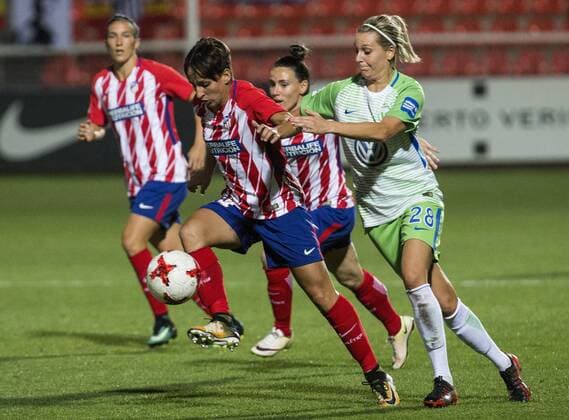 Atletico de Madrid s Soni Bermudez vies for the ball with Wolfsburg s Goebling Lena (R) during the UEFA Champions League women s match between Ateltico de Madrid and Wolfsburg at the Wanda Sports City in Madrid, Spain, 04 October 2017. Ateltico de Madrid vs. Wolfsburg !ACHTUNG: NUR REDAKTIONELLE NUTZUNG!  Copyright: xRodrigoxJimenezx MAD011 20171004-636427482113710509