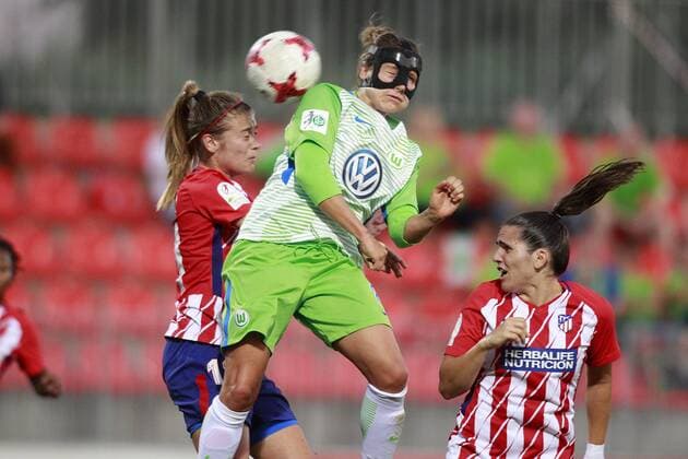 Atletico de Madrid s Carmen Menayo (l) and Silvia Meseguer (r) and VfL Wolfsburg s Babett Peter during UEFA Womens Champions League 2017 2018, 1 16 Final, 1st match. October 4,2017.  (20171004126)