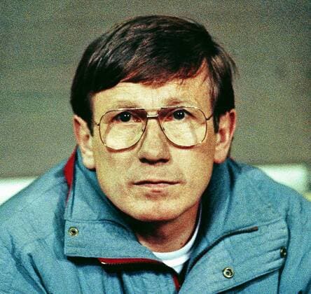 Aus 2. BL Saison 1989 1990 Hannover 96 (Rot) gegen den SV Meppen 1:0 am 26.04.1990 im Niedersachsenstadion. Im Foto: SV Meppen Trainer Rainer Persike