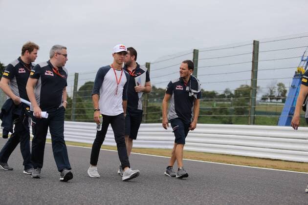 05.10.2017- Pierre Gasly (FRA) Scuderia Toro Rosso STR12 walks the circuit Japanese Grand Prix, Suzuka 05 - 08 October 2017 05.10.2017- Pierre Gasly (FRA) Scuderia Toro Rosso STR12 walks the circuit 