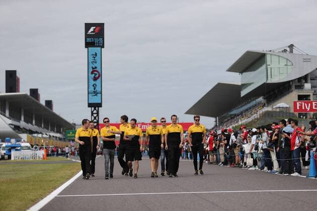 05.10.2017- Jolyon Palmer (GBR) Renault F1 Team RS17 walks the circuit Japanese Grand Prix, Suzuka 05 - 08 October 2017 05.10.2017- Jolyon Palmer (GBR) Renault Sport F1 Team RS17 walks the circuit 