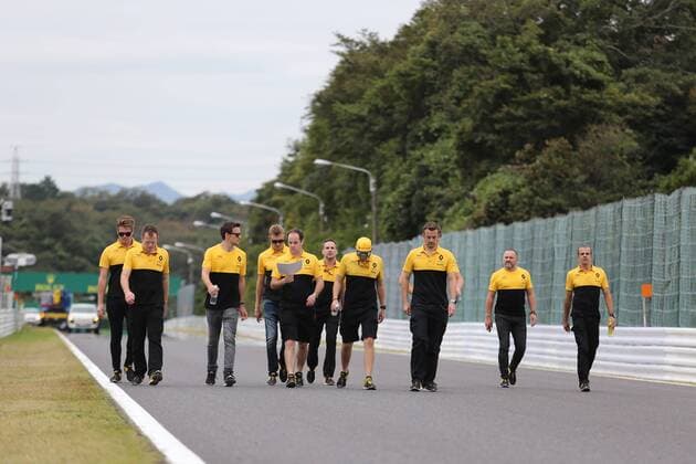 05.10.2017- Jolyon Palmer (GBR) Renault F1 Team RS17 walks the circuit Japanese Grand Prix, Suzuka 05 - 08 October 2017 05.10.2017- Jolyon Palmer (GBR) Renault Sport F1 Team RS17 walks the circuit 