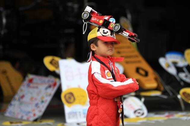 5th October 2017, Suzuka Circuit, Suzuka, Japan; Japanese Formula One Grand Prix, Thursday Setup and press conference PK Pressekonferenz Fans in the pit lane and leave items for team and drivers  ActionPlus11937633