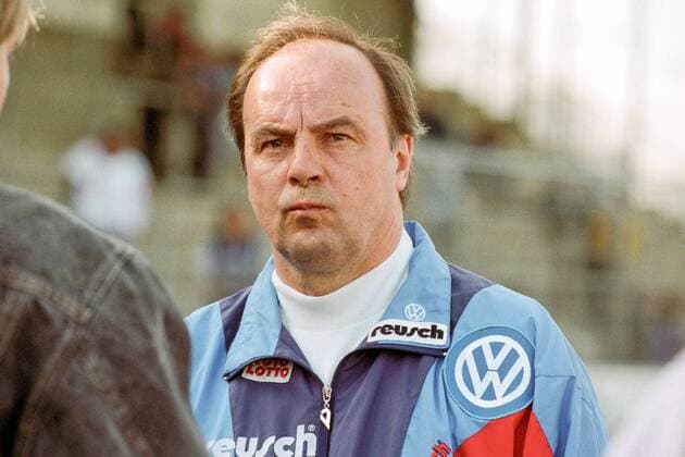 Aus 2.BL VfL Wolfsburg (Grün) gegen den VfB Leipzig 1:1 am 22.04.1995. Im Foto: VfL Trainer Gerd Roggensack nach dem Spiel im Interview