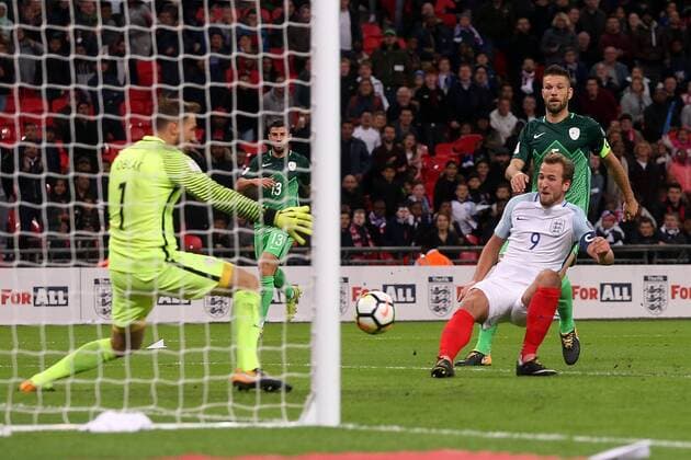 Bilder des Tages - SPORT England v Slovenia 2018 FIFA World Cup WM Weltmeisterschaft Fussball Qualifying Harry Kane of England scores his sides 1st goal during the 2018 FIFA World Cup Qualifying match at Wembley Stadium, London, UK. Content Not Available For UK Newspapers Copyright: xPaulxChestertonx FIL-10770-0014