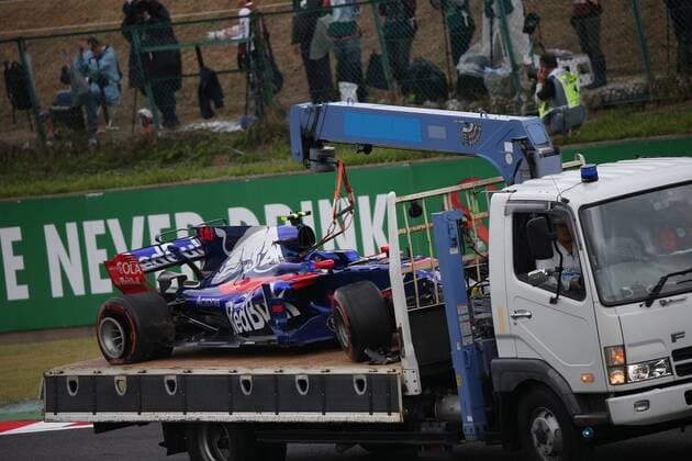 06.10.2017- Free Practice 1, Carlos Sainz Jr (ESP) Scuderia Toro Rosso STR12 on the tow truck after the crash Japanese Grand Prix, Suzuka 05 - 08 October 2017 06.10.2017- Free Practice 1, Carlos Sainz Jr (ESP) Scuderia Toro Rosso STR12 on the tow truck after the crash 