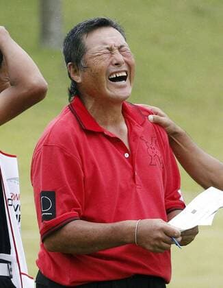 Bilder des Tages - SPORT Golf: Ozaki shoots his age with 70 Masashi Jumbo Ozaki reacts after shooting his age in the second round of the Honma Tourworld Cup, a regular Japanese professional golf tour event, at Kyowa Country Club in Toyota, Aichi Prefecture, on Oct. 6, 2017. The 70-year-old Ozaki shot a 1-under-par 70. 