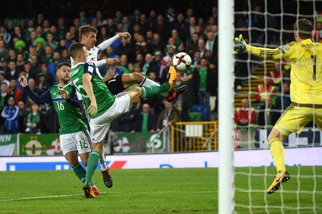 Fussball, Herren, Saison 2017 18, WM-Qualifikationsspiel (Gruppe C, 9. Spieltag) in Belfast, Nordirland - Deutschland, Oliver Norwood (Nr. 16, Nordirland), Thomas Müller (Nr. 13, Deutschland), Jonny Evans (Nr. 5, Nordirland), TW Michael McGovern (Nr. 1, Nordirland), 05.10.17, Copyright: xMichaelxHundtx xMatthiasxKochx
