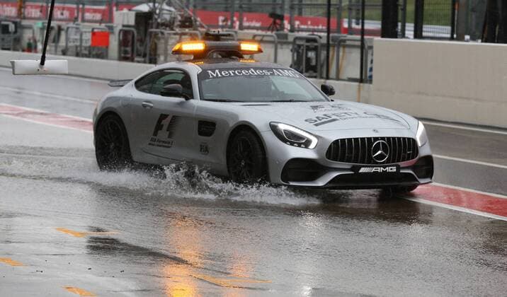 Bilder des Tages - SPORT Safetycar, formula 1 GP, Japan in Suzuka, 06.10.2017 Photo:mspb Lukas Gorys Safetycar im Regen, formula 1 GP, Japan