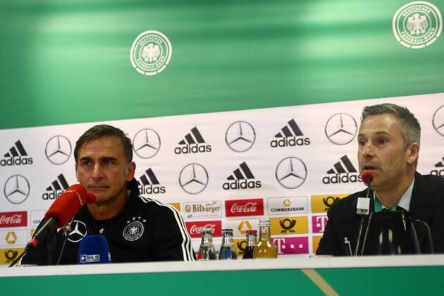 Trainer Stefan Kuntz (Deutschland, l.) in der Pressekonferenz Fussball U21 U 21 EM-Qualifikation Deutschland - Aserbaidschan (GER-AZE)