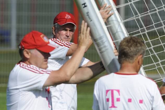 Jupp HEYNCKES (Trainer Bayern Muenchen) nimmt am 9.Oktober 2017 das erste Training auf.Archivfoto; v.li:Hermann GERLAND,Co Trainer Bayern Muenchen,Jupp HEYNCKES (Trainer Bayern Muenchen),Peter HERMANN,Co Trainer (FC Bayern Muenchen),packen mit an und tragen das Tor.Training. FC Bayern Muenchen,Fussball,Liga1,1.Bundesliga,Saison2011 12,2011 2012 am 12.07.2011.