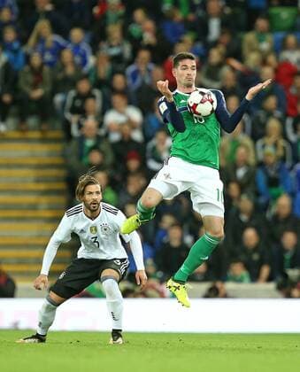 05.10.2017, Fussball Qualifikation Weltmeisterschaft 2018, 9. Spieltag Gruppe C, Nordirland - Deutschland im Windsor Park Stadium Belfast. v.l. Marvin Plattenhardt (Deutschland) gegen Kyle Lafferty (Nordirland) 