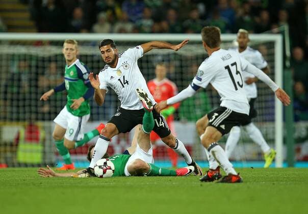 05.10.2017, Fussball Qualifikation Weltmeisterschaft 2018, 9. Spieltag Gruppe C, Nordirland - Deutschland im Windsor Park Stadium Belfast. v.l. Stuart Dallas (Nordirland) gegen Emre Can (Deutschland) 