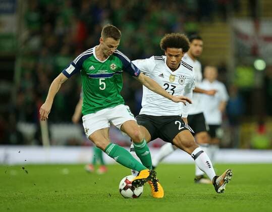 05.10.2017, Fussball Qualifikation Weltmeisterschaft 2018, 9. Spieltag Gruppe C, Nordirland - Deutschland im Windsor Park Stadium Belfast. v.l. Jonny Evans (Nordirland) gegen Leroy Sane (Deutschland) 