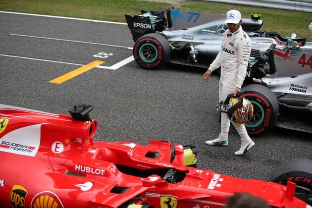 07.10.2017- Lewis Hamilton (GBR) Mercedes AMG F1 W08 take a look at Scuderia Ferrari SF70H Japanese Grand Prix, Suzuka 05 - 08 October 2017 07.10.2017- Lewis Hamilton (GBR) Mercedes AMG F1 W08 take a look at Scuderia Ferrari SF70H 