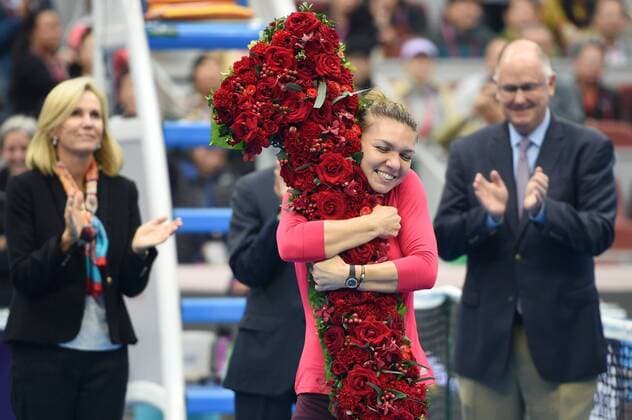 Themen der Woche - SPORT Bilder des Tages - SPORT (171007) -- BEIJING, Oct. 7, 2017 -- Simona Halep of Romania celebrates after being presented with a bouquet in the shape of the number 1 , after surging to world number one by winning her women s singles semifinal match against Jelena Ostapenko of Latvia at the China Open tennis tournament in Beijing on Oct. 7, 2017. Simona Halep won 2-0 and advanced to the final. )(wll) (SP)CHINA-BEIJING-TENNIS-CHINA OPEN(CN) JuxHuanzong 