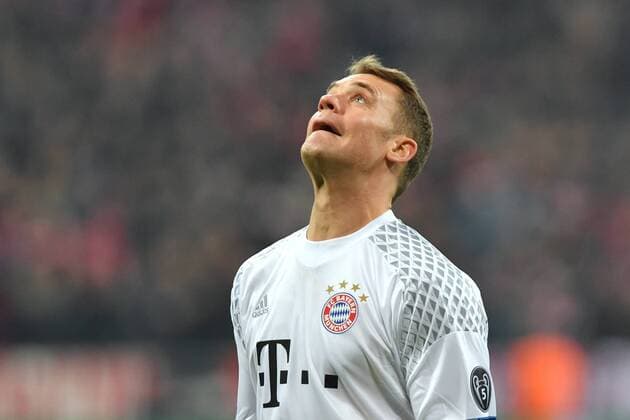 Verletzung von Neuer weit problematischer als gedacht. Archivfoto: Manuel NEUER (Torwart FC Bayern Muenchen) ,blickt unglaeubig,skeptisch nach oben, Aktion,Einzelbild,angeschnittenes Einzelmotiv, Halbfigur,halbe Figur. FC Bayern Muenchen-Arsenal London 5-1, Fussball Champions League Achtelfinale am 15.02.2017. A L L I A N Z A R E N A. Â