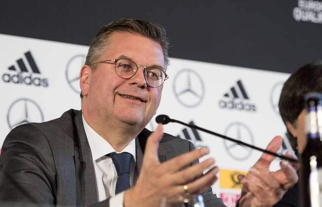 Reinhard Grindel, 60. Geburtstag am 19. September 07.10.2017, xfux, Fussball Präsentation EURO 2024-Logo und Mannschafts-Pressekonferenz, emspor, emonline, v.l. Prasident Reinhard Grindel (DFB Deutscher Fussball-Bund) gibt Anweisungen, gestikuliert, mit den Armen gestikulieren gives instructions, gesticulate, gesticolando. Mainz