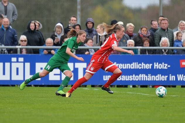 Jill Roord (FC Bayern Muenchen) gegen Svenja Herle (SV Alberweiler) Alberweiler, Deutschland, 07.10.2017, Fussball, DFB-Pokal der Frauen, SV Alberweiler - FC Bayern München, xklx