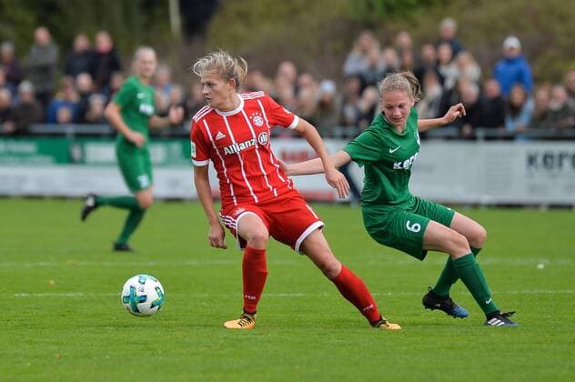 Carina Wenninger (FC Bayern Muenchen) gegen Annika Enderle (SV Alberweiler) Alberweiler, Deutschland, 07.10.2017, Fussball, DFB-Pokal der Frauen, SV Alberweiler - FC Bayern München, xklx