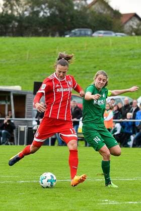 GER, DFB Pokal, SV Alberweiler vs FC Bayern München 07.10.2017, Hessenbühl-Arena, Alberweiler, GER, DFB Pokal, SV Alberweiler vs FC Bayern München, im Bild Lucie Vonkova (Muenchen 13), Svenja Herle (Alberweiler 14) nordphotoxHafner nph00200
