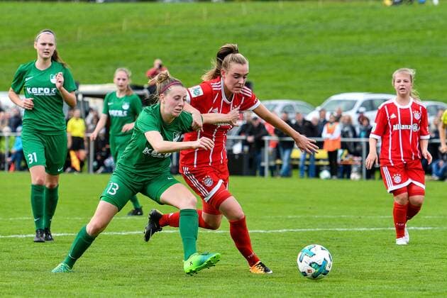 GER, DFB Pokal, SV Alberweiler vs FC Bayern München 07.10.2017, Hessenbühl-Arena, Alberweiler, GER, DFB Pokal, SV Alberweiler vs FC Bayern München, im Bild Luisa Daikeler (Alberweiler 13), Jill Roord (Muenchen 10) nordphotoxHafner nph00200