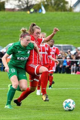 GER, DFB Pokal, SV Alberweiler vs FC Bayern München 07.10.2017, Hessenbühl-Arena, Alberweiler, GER, DFB Pokal, SV Alberweiler vs FC Bayern München, im Bild Luisa Daikeler (Alberweiler 13), Jill Roord (Muenchen 10) nordphotoxHafner nph00200
